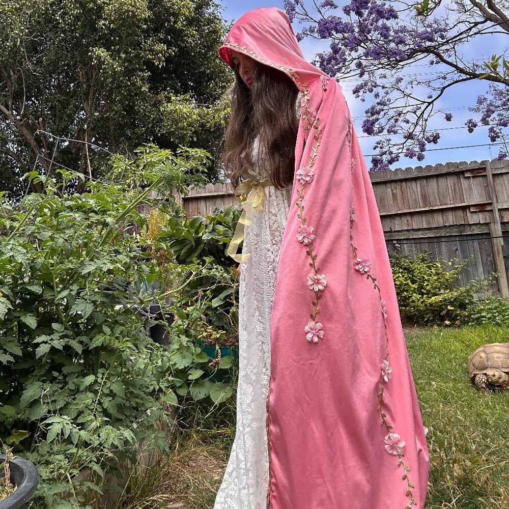 FESTIVAL/HALLOWEEN/COSPLAY LACE DRESS WITH MATCHING CAPE